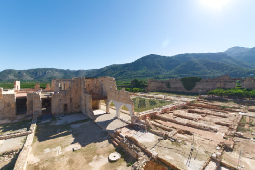 Vista general de las ruinas del palacio abacial del monasterio de la Valldigna